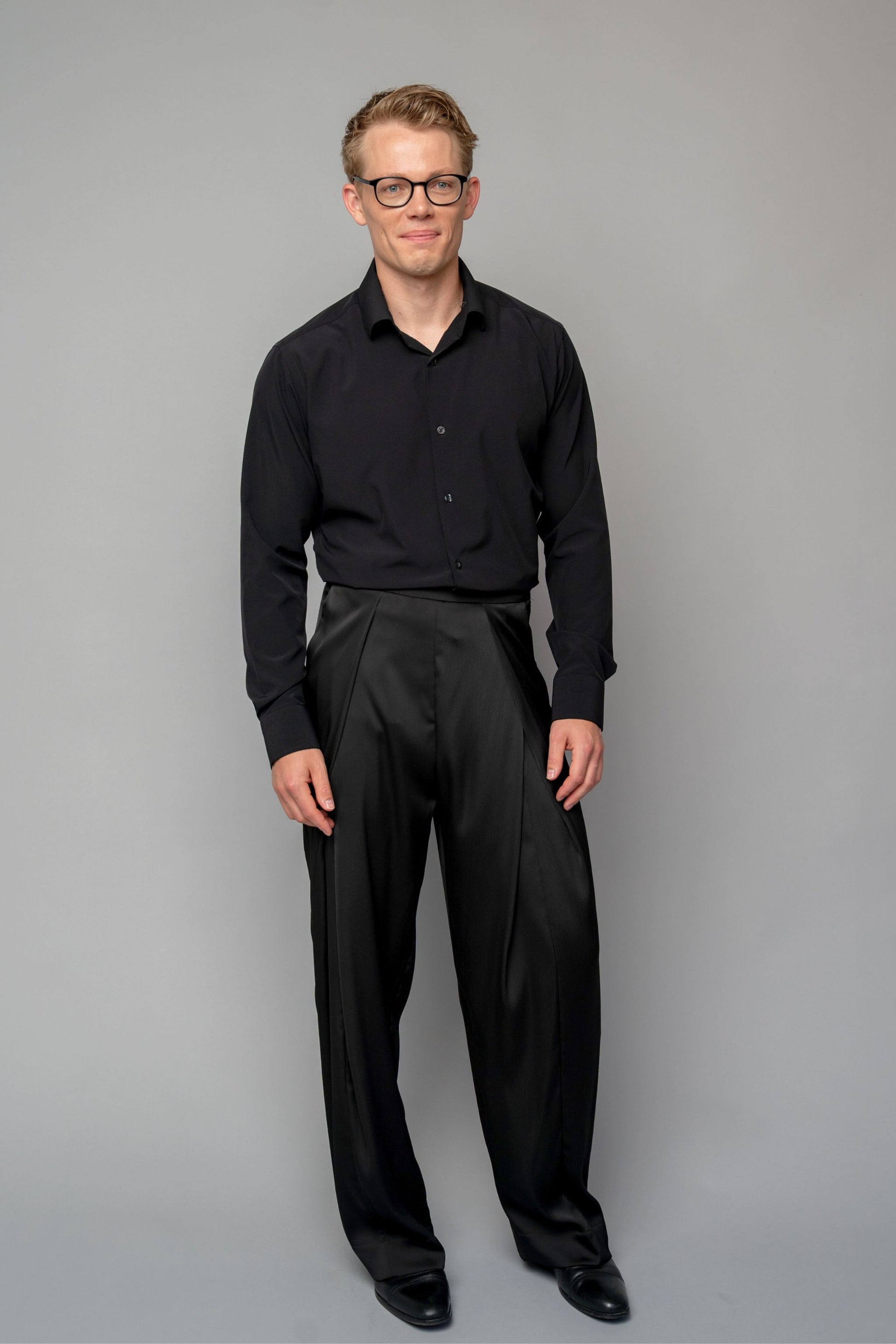 gender-neutral concert black pants in satin with deep pockets