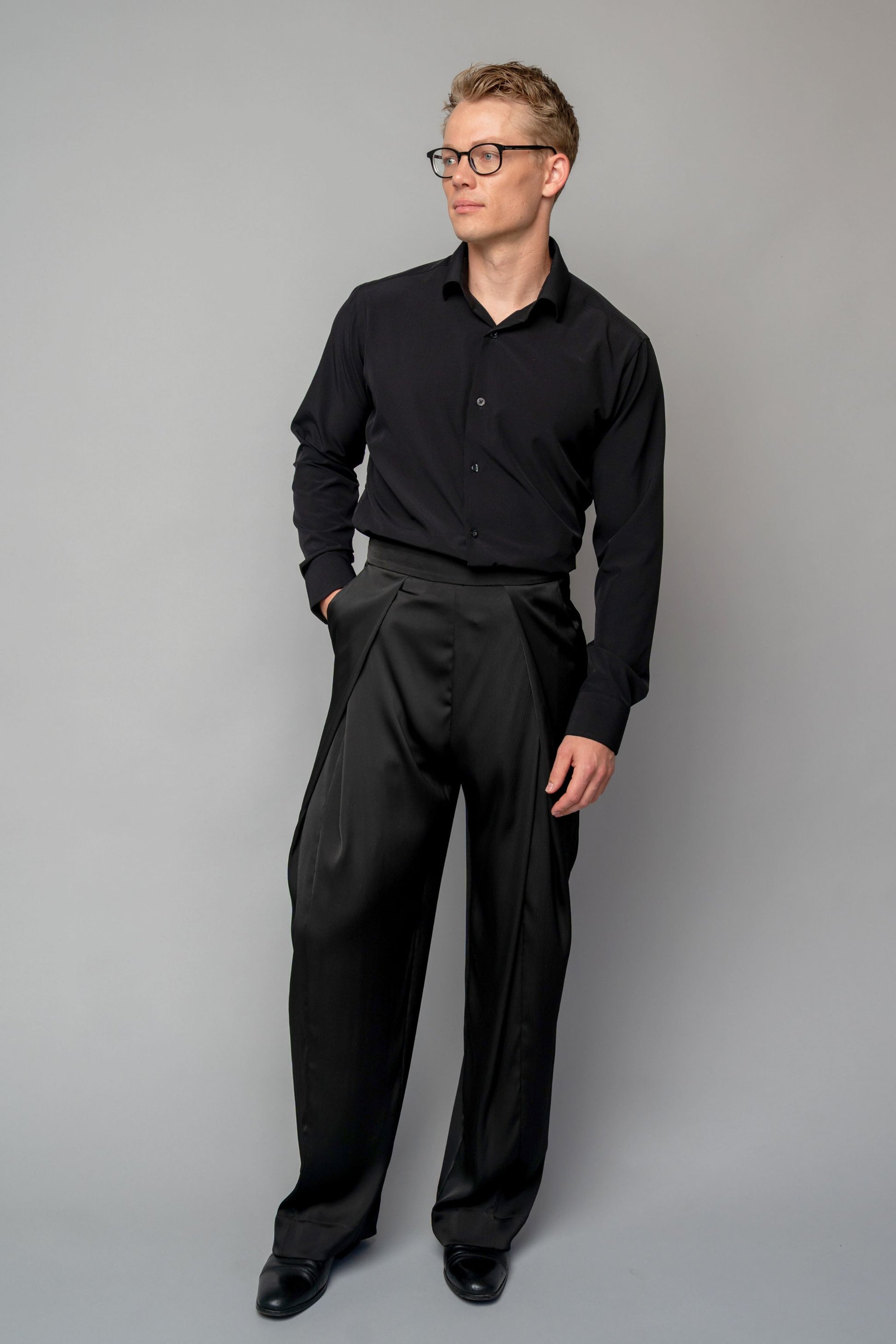 gender-neutral concert black pants in satin with deep pockets