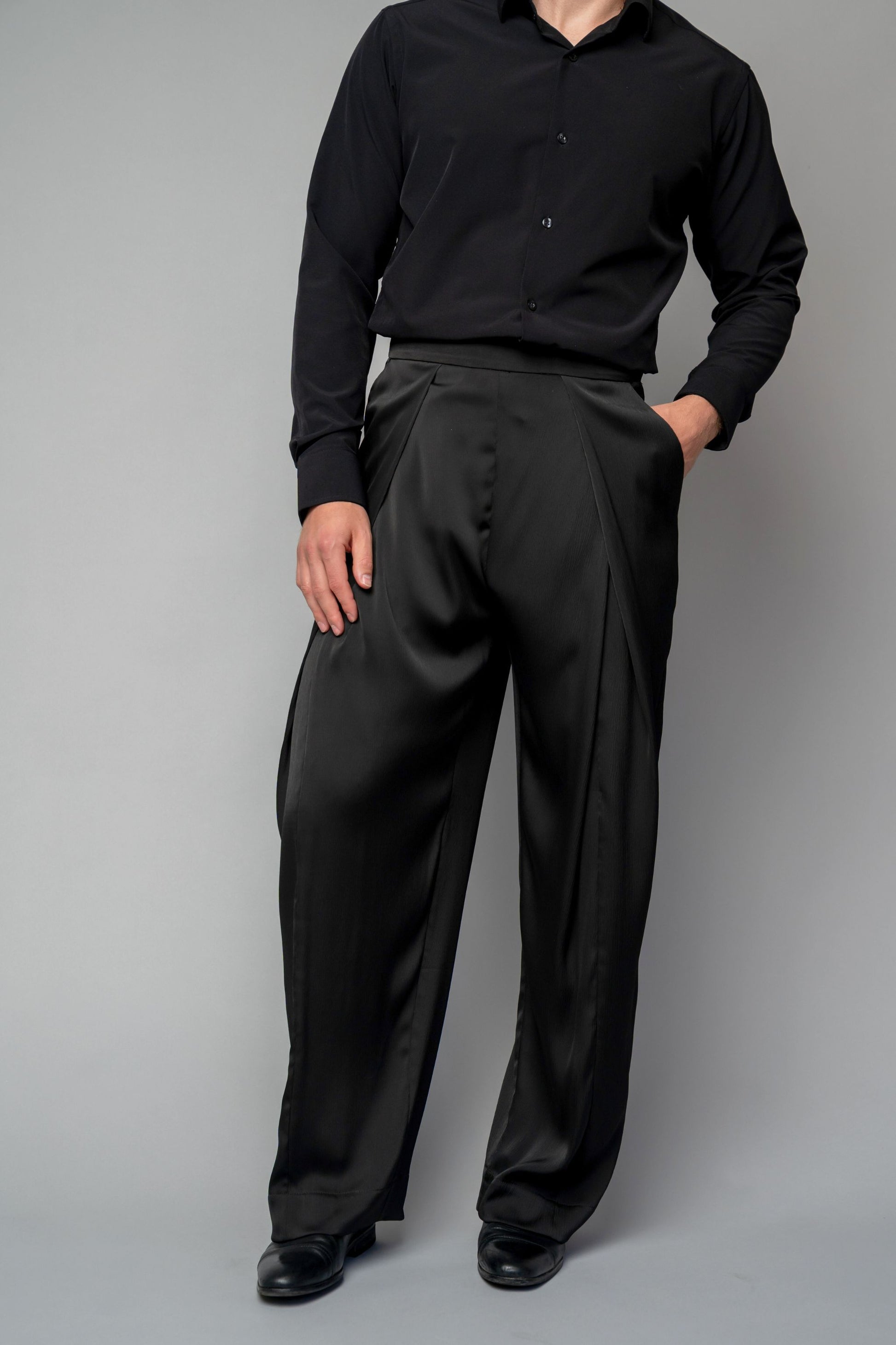 gender-neutral concert black pants in satin with deep pockets