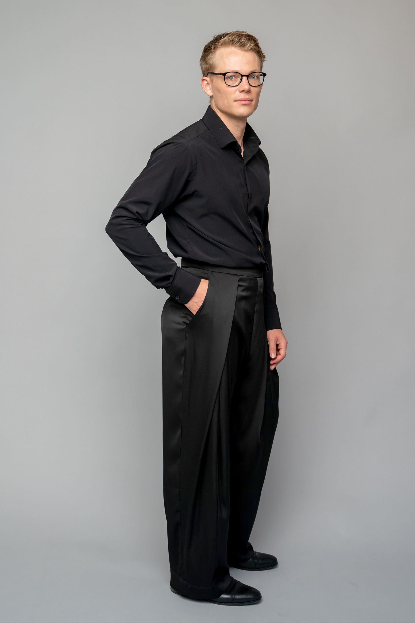 gender-neutral concert black pants in satin with deep pockets