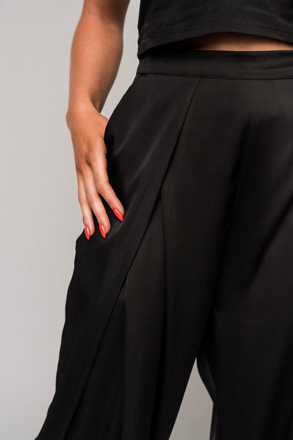 gender-neutral concert black pants in satin with deep pockets